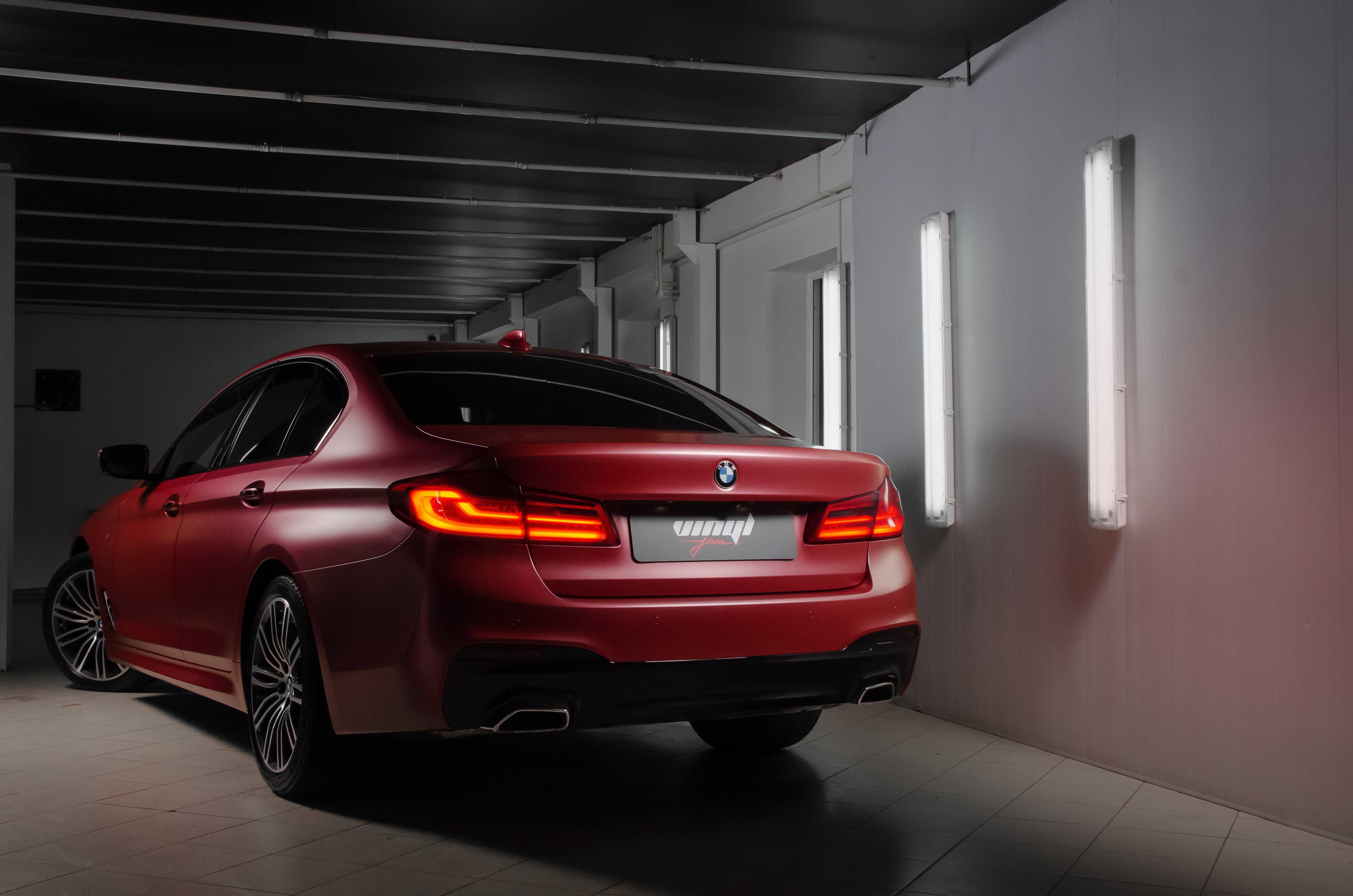 5. BMW 540i Бордовый сатин