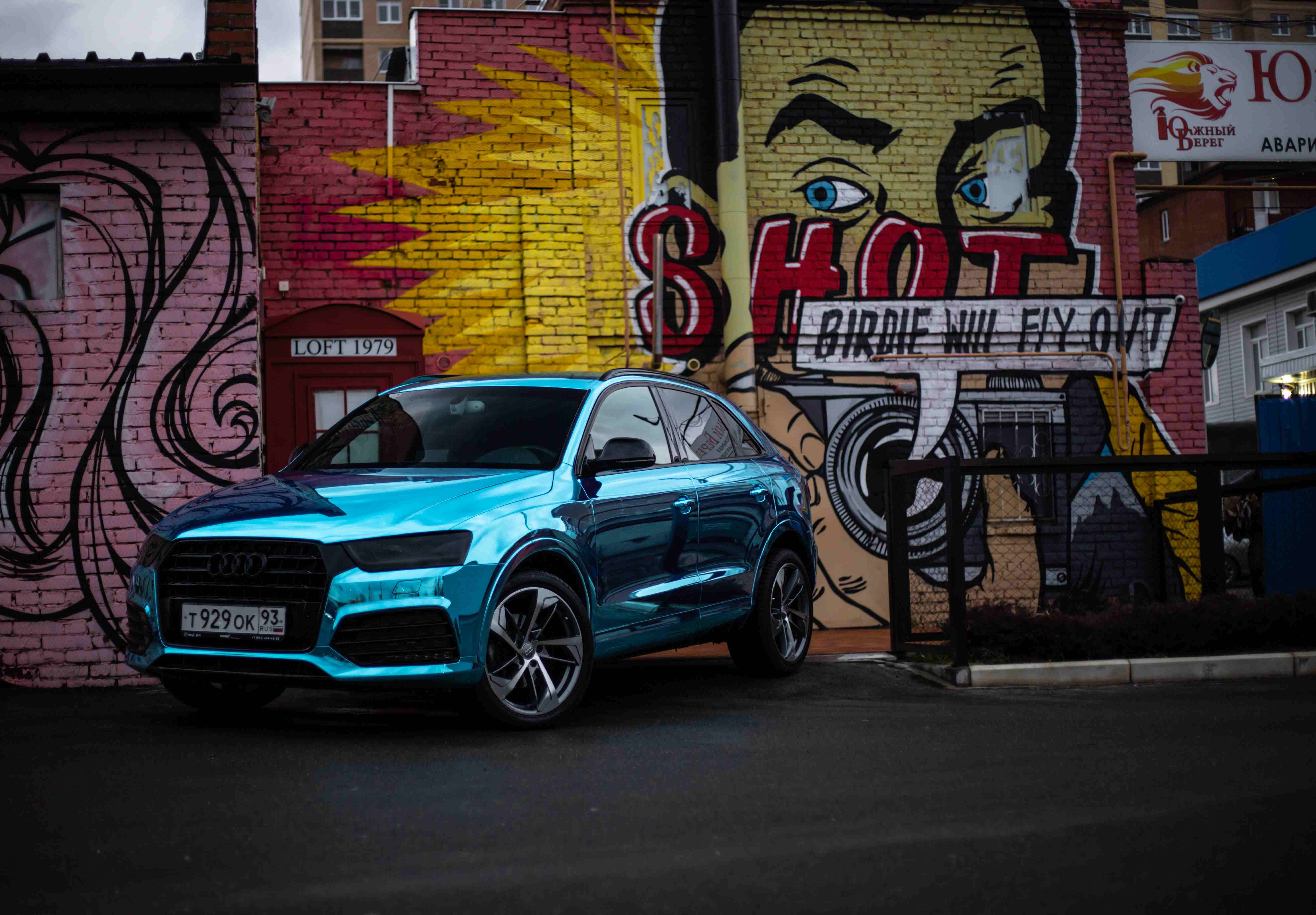 1.Audi Q3 sky blue chrome