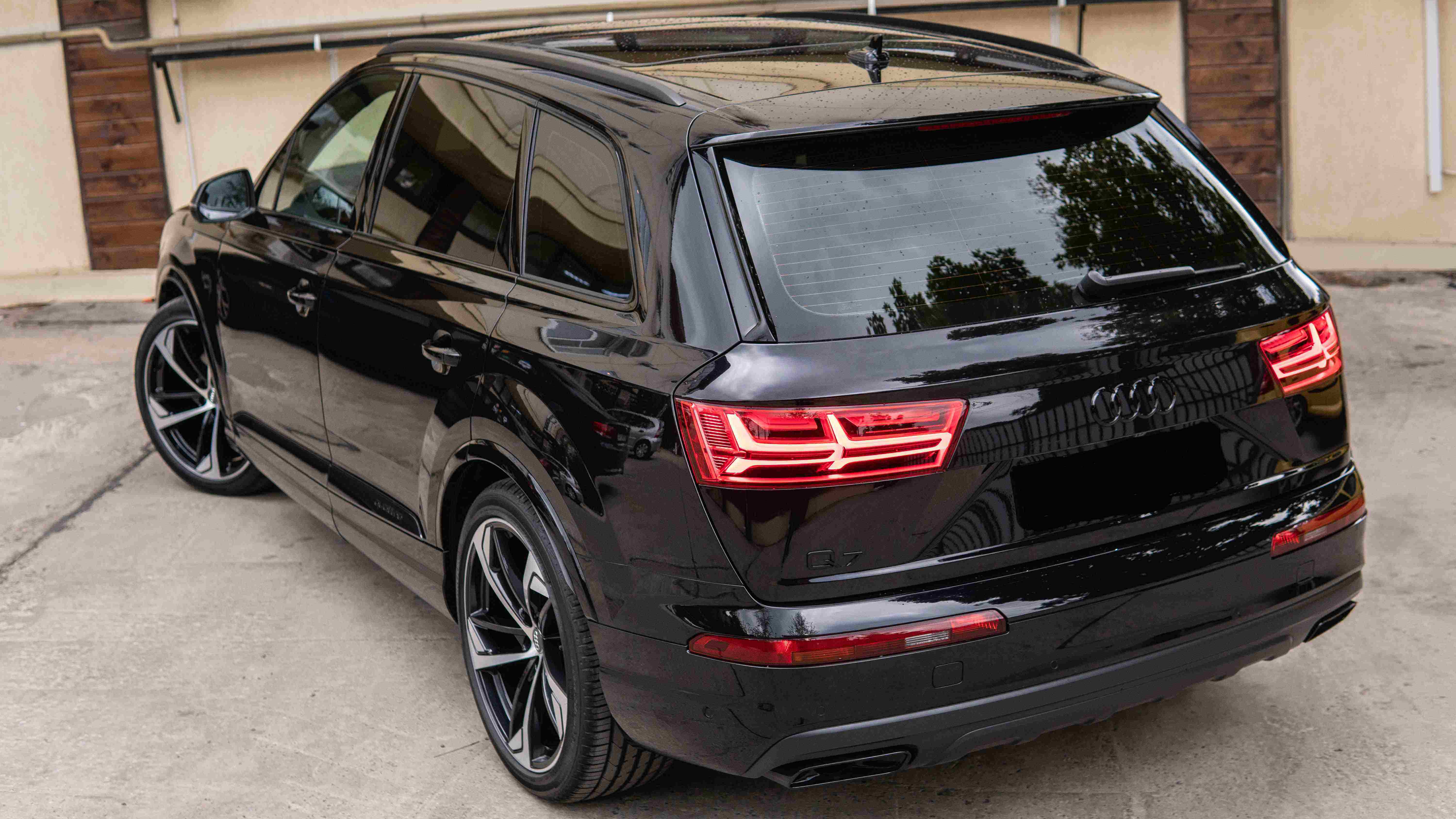 1.Audi Q7 антихром +окрас суппортов