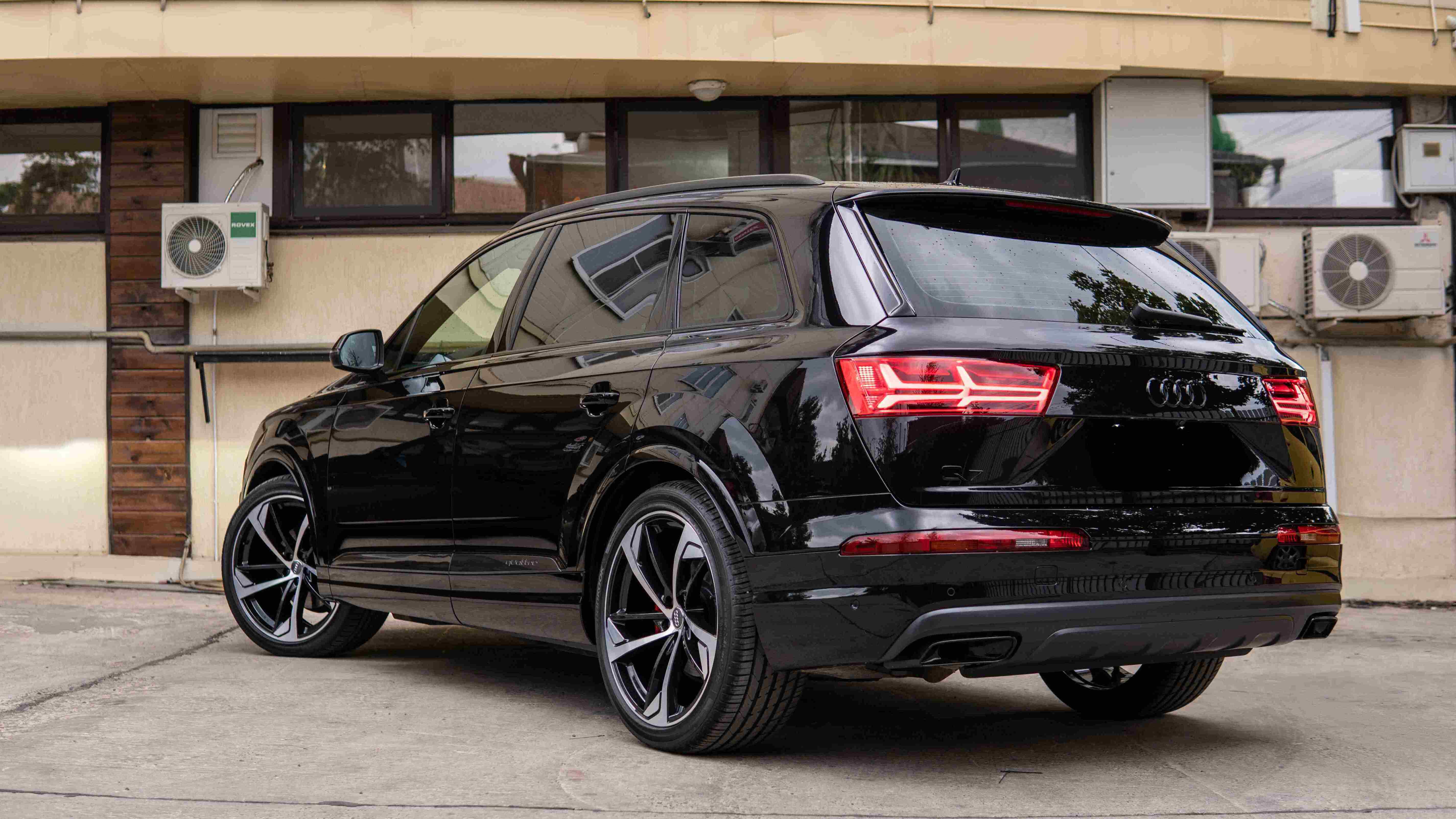 Audi Q7 Черная